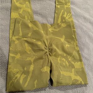 Green camo scrunch butt leggings Gymshark